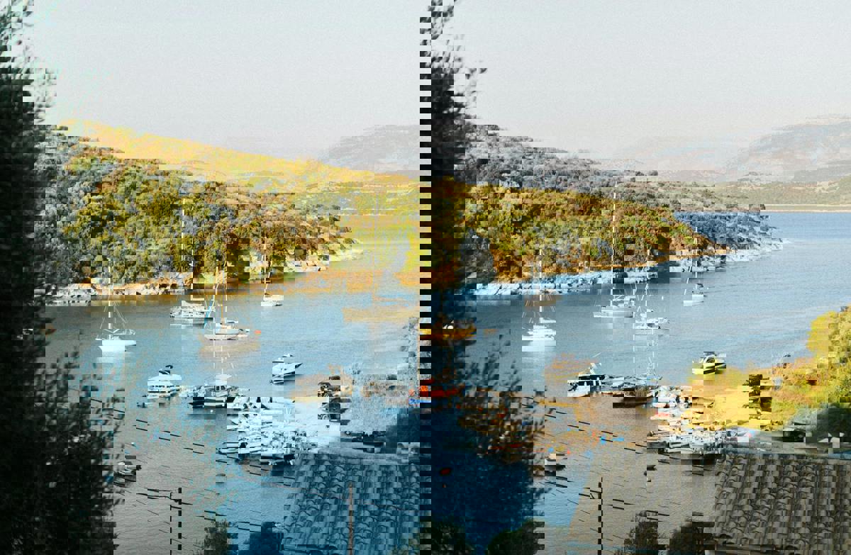 Authorities Investigate Luxury Yacht Wreck on Nova Scotia Coast, Discover $1.5M Aboard